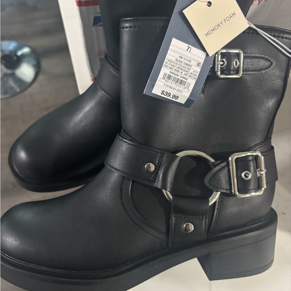 Universal Thread Black Combat Boots